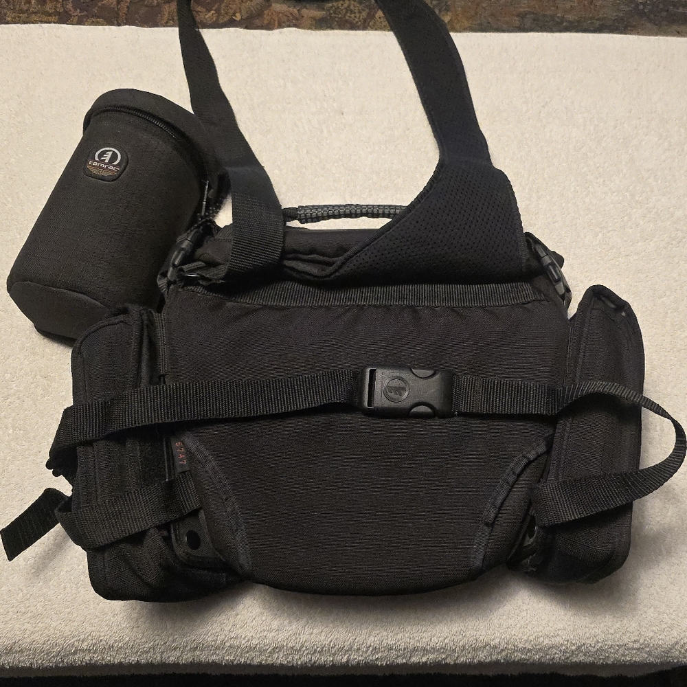 Tamrac Velocity 7 Sholder Bag with 3 extra lens/accessories side cases.
